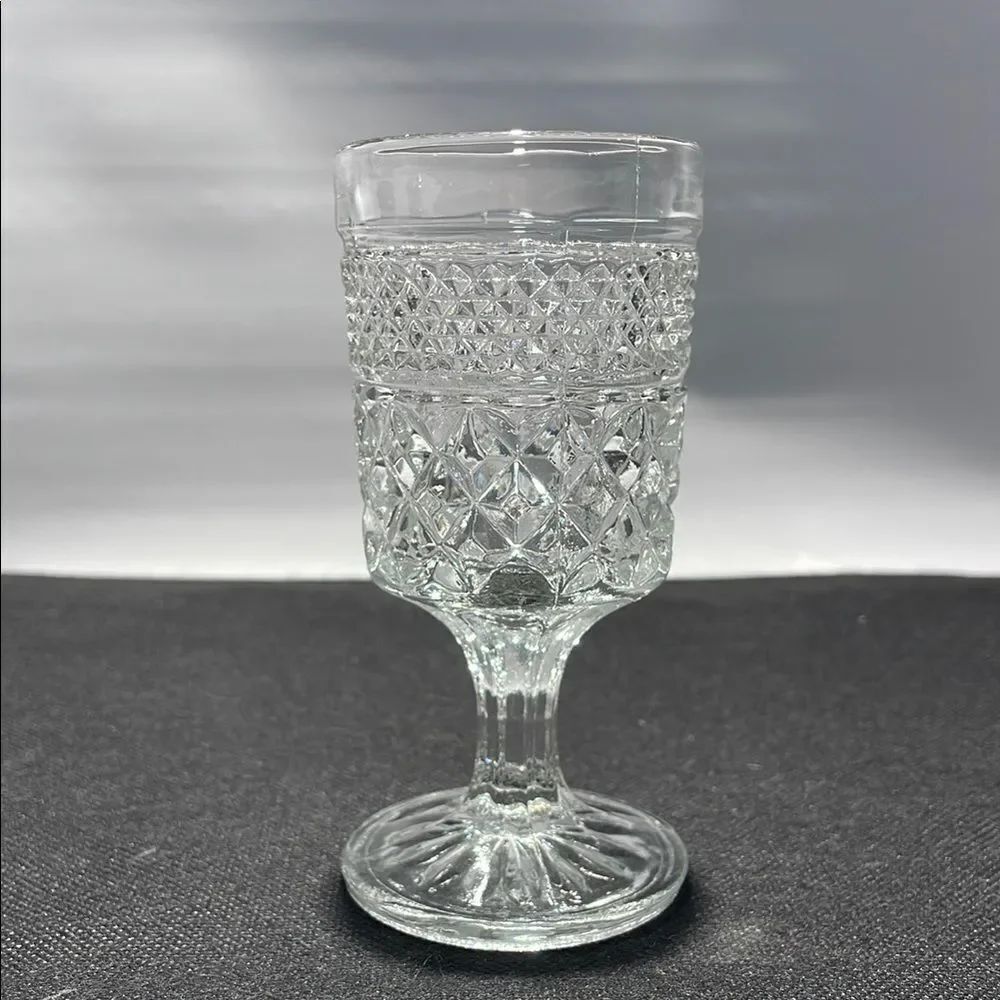 Goblet Set with Diamond-Cut Pattern - Picture 4 of 7
